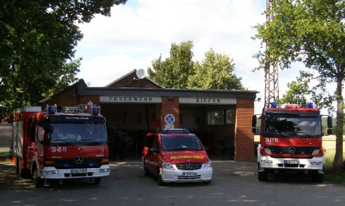 Fahrzeuge vor dem Feuerwehrhaus